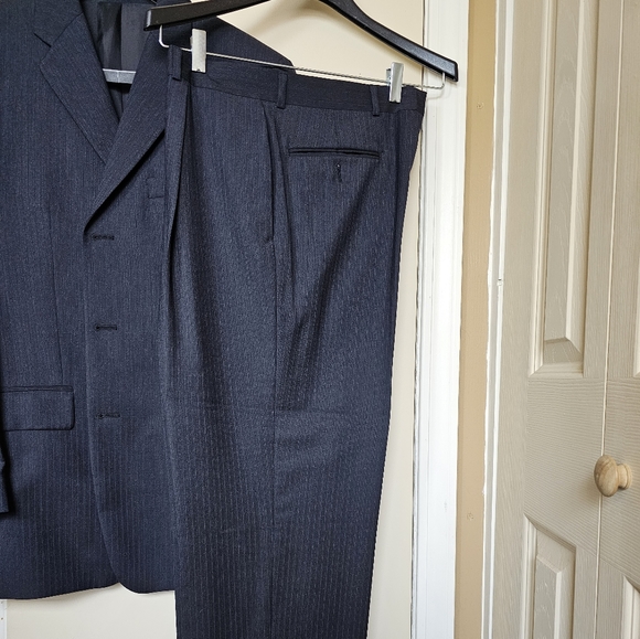 Suits - Picture 5 of 8